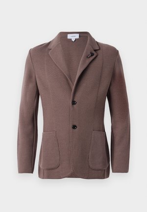 Braun strukturiertes Strickblazer mit Reverskragen, zwei Front-Pattentaschen, zwei schwarzen Knöpfen und einer kleinen dekorativen Nadel am Revers.