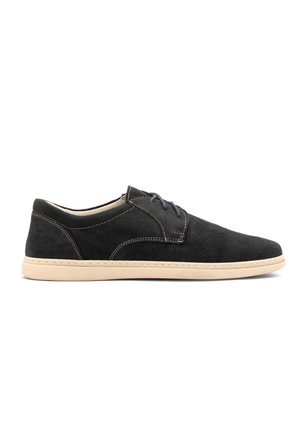 Scarpe nere in suede con design perforato, suola in gomma beige e lacci blu. Presentano dettagli cuciti e una forma a profilo basso.