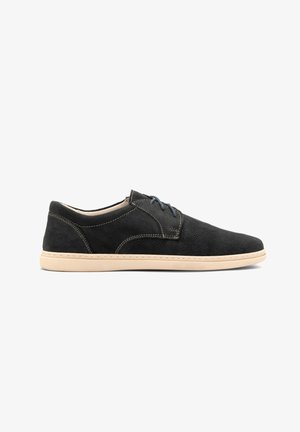 Pantofi negri din suede cu un design perforat, talpă din cauciuc bej și sireturi albastre. Prezintă accente cusute și o formă subțire.