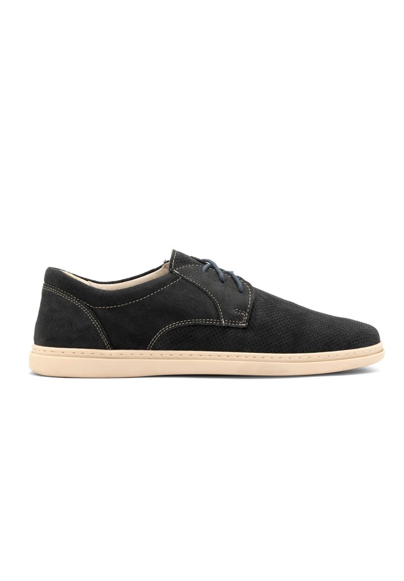 Scarpe nere in suede con design perforato, suola in gomma beige e lacci blu. Presentano dettagli cuciti e una forma a profilo basso.