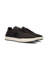 Donkerbruine suède sneakers met zwarte leren accenten, ronde veters en een gestructureerde off-white rubberen zool. Bevat logo-detail aan de zijkant.