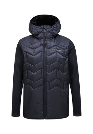 Sort puffjakke med et chevron-quiltet mønster på den øverste halvdel, der har hætte og lynlås, med glatte sorte ærmer.