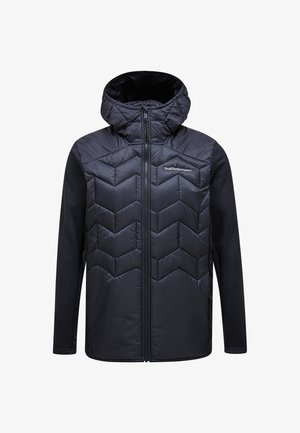 Čierna prešívaná bunda s chevronovým vzorom na hornej polovici, s kapucňou a zipsom, s hladkými čiernymi rukávmi.