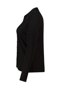 Zwarte geribde cardigan met een kraag en lange mouwen. Gemaakt van zacht materiaal, met een getailleerde silhouette en subtiele textuur.