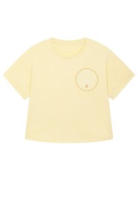 Geel katoenen t-shirt met een ronde halslijn en korte mouwen. Heeft een cirkelvormig grafisch ontwerp op de linker borst met bergmotieven.