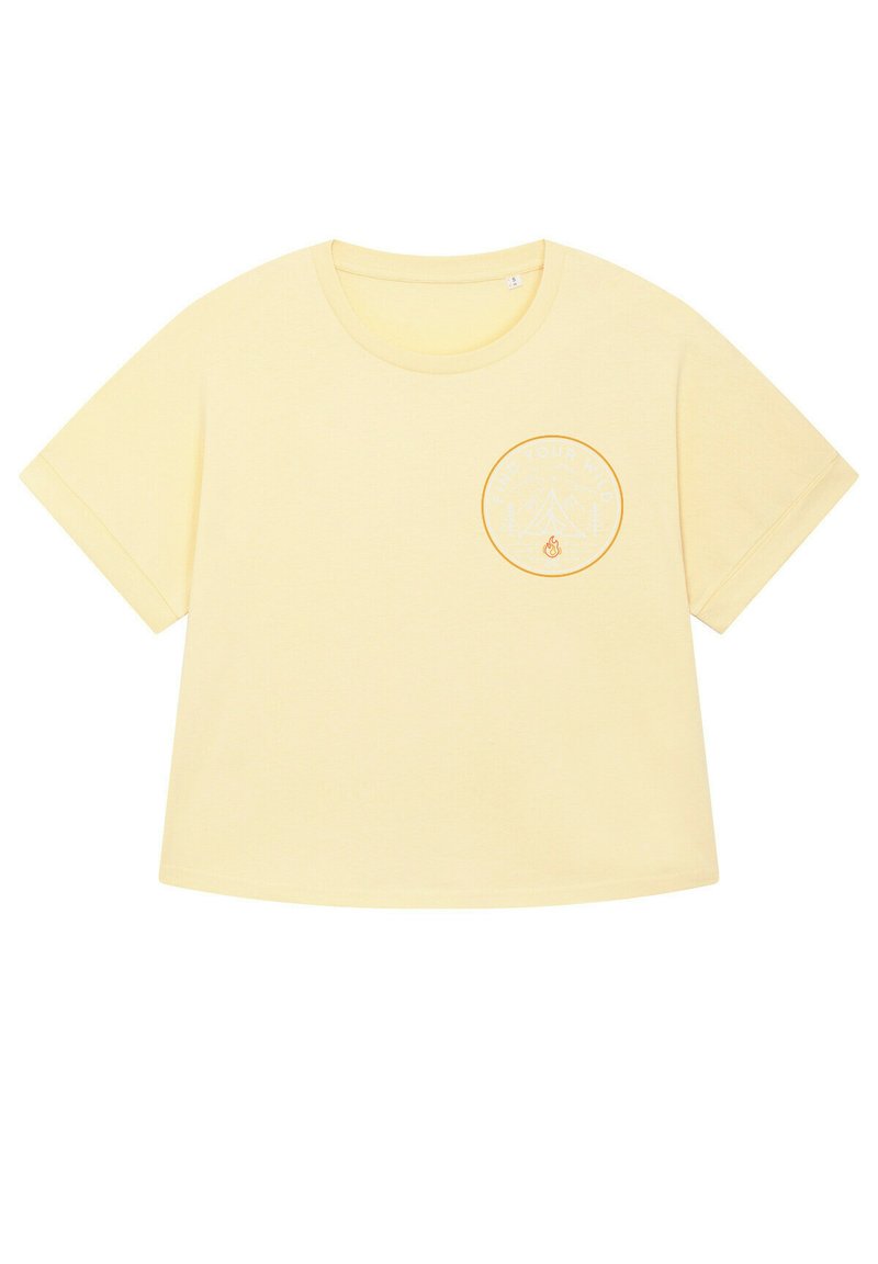 Geel katoenen t-shirt met een ronde halslijn en korte mouwen. Heeft een cirkelvormig grafisch ontwerp op de linker borst met bergmotieven.