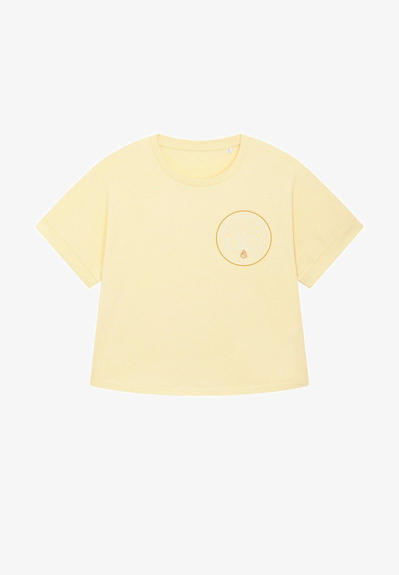 Geel katoenen t-shirt met een ronde halslijn en korte mouwen. Heeft een cirkelvormig grafisch ontwerp op de linker borst met bergmotieven.