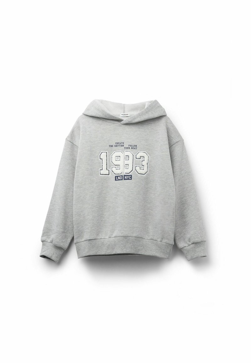 Šedá mikina s kapucí a volným střihem, se bílým vyšitým nápisem "1983" a "LND NYC" na přední straně, s žebrovanými manžetami a lemem.