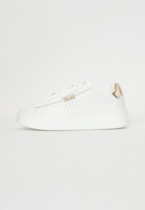 Sneaker bianco in pelle con texture liscia, dotato di perforazioni, logo in tonalità oro e un accento dorato metallico sul tallone, il tutto su una suola bianca spessa.