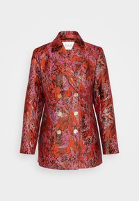 Červený blazer s vzorem, který má dvouřadé zapínání, zlaté knoflíky a texturovaný povrch s purpurovými a černými akcenty.