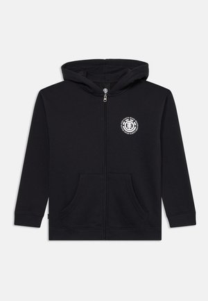 Schwarze Zip-Hoodie mit einem Logo-Print auf der Vorderseite, seitlichen Taschen und Kapuze. Schlichtes Design, ideal für die Freizeit.