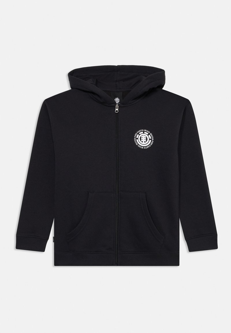 Sudadera negra con cremallera y capucha, que presenta un logo impreso en el frente, dos bolsillos laterales y un diseño sencillo adecuado para el uso diario.