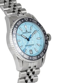 Orologio in acciaio inox con quadrante blu chiaro testurizzato, lunetta girevole nera, indicatori delle ore argentati e display della data alle 6.