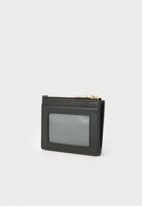 Portafoglio in pelle nera con finitura testurizzata, dotato di una finestra per l'ID trasparente e hardware dorato. Design compatto con chiusura a zip.