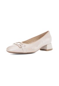 Ballerines en cuir verni beige avec une boucle décorative, bout arrondi et un petit talon carré. Texture lisse avec un éclat subtil.
