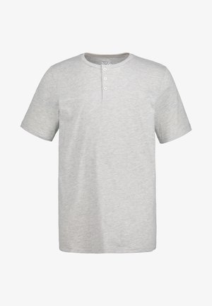 T-shirt grigio a maniche corte realizzato in tessuto morbido, con scollatura rotonda e tre bottoni, dal design pulito e semplice.