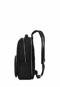 Czarny plecak z tkaniny z wyściełanym tyłem, podwójnymi komorami na suwak, boczną kieszenią i regulowanymi szelek. Charakteryzuje się minimalistycznym designem.