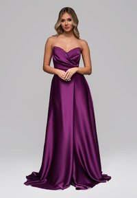 Olkaimeton purppuranvärinen satiinimekko, jossa on tiukka yläosa, laskostuksia ja valuva helma. Sileä rakenne ja hienovarainen kiilto parantavat visuaalista viehätystä.