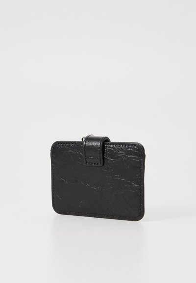 Portofel de carduri din piele neagră, cu o suprafață texturată, formă rectangulară și închidere cu clapetă. Prezintă cusături vizibile pe margini.