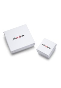 Dos cajas de regalo blancas y cuadradas con un acabado suave, que presentan el nombre de la marca "luluandjane" en texto negro y rojo en negrita en la parte superior.