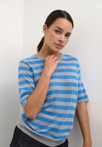 Pull rayé bleu et gris avec des manches courtes et un col rond. Fabriqué en matériel tricoté texturé. Ourlet côtelé subtil.