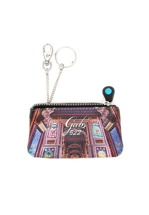 Pochette in tessuto con una stampa architettonica colorata. Include una catena argentata, un portachiavi e un accento blu sul cursore della cerniera.