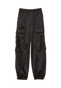 Schwarze Cargo-Hose aus Satin, mit elastischem Bund, Seitentaschen und Stoffriemen mit Metallakzenten.