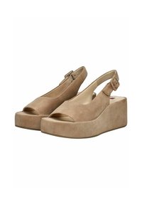 Sandales compensées en suède beige avec un bout ouvert, design à bride arrière et boucle ajustable. Caractéristiques d'une surface texturée et d'une plateforme robuste.