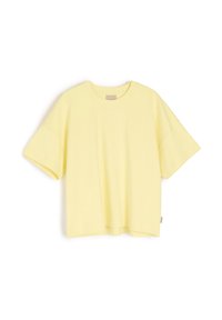 Krótki rękaw, oversize T-shirt w jasnym żółtym kolorze wykonany z bawełny. Posiada okrągły dekolt oraz prosty dół z małą metką marki z boku.