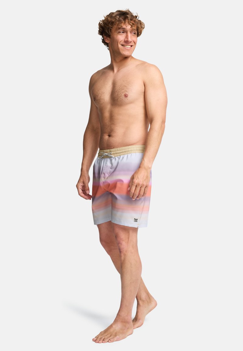 Μαγιό σορτς από απαλό ύφασμα· διακοσμημένο με ένα ρευστό χρωματικό εφέ παστέλ ροζ, πορτοκαλί και μπλε. Ελαστική μέση με κορδόνι και πλαϊνές τσέπες.