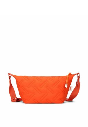 Bolso bandolera acolchado naranja con un diseño texturizado, correa ajustable yherrajes en contraste. Cuenta con una cremallera y acentos decorativos.