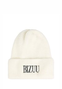 Dzianinowa czapka typu beanie w miękkim białym materiale o prążkowanej strukturze. Na mankiecie znajduje się czarne haftowane logo "BIZUU".