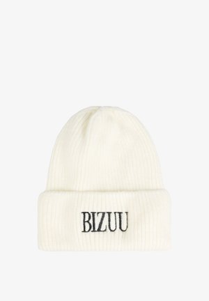 Dzianinowa czapka typu beanie w miękkim białym materiale o prążkowanej strukturze. Na mankiecie znajduje się czarne haftowane logo "BIZUU".