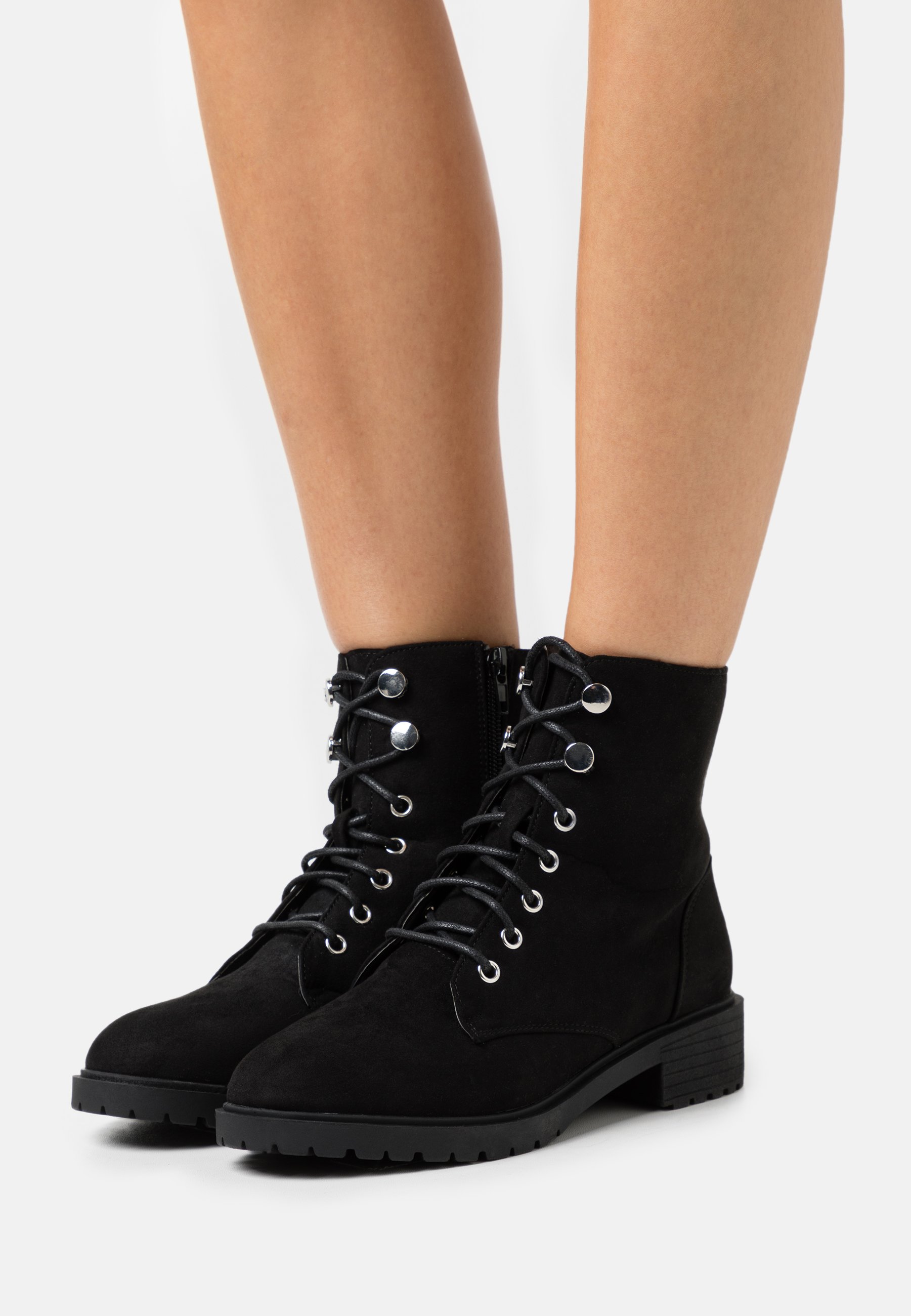 look stivaletti stringati