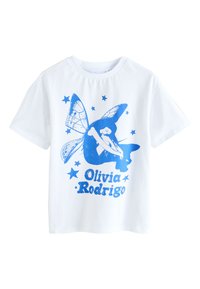 T-shirt blanc en coton avec un motif graphique bleu représentant une figure assise avec des ailes de papillon et des étoiles, affichant le texte "Olivia Rodrigo".