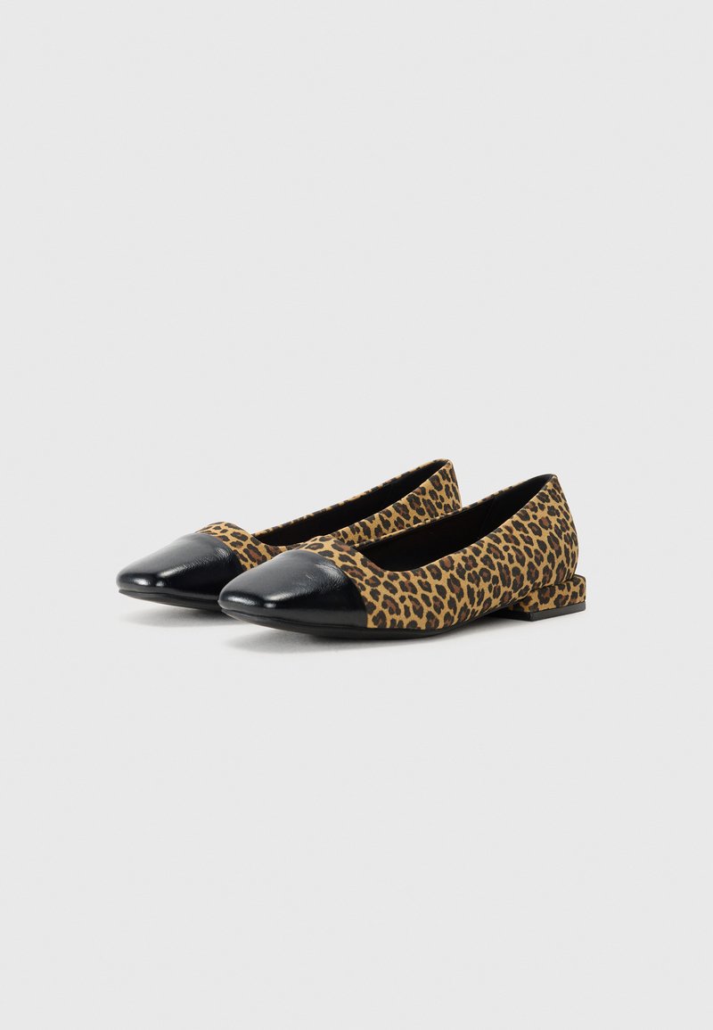 Zapatos planos de estampado de leopardo con puntera y ribete de charol negro, que cuentan con un tacón bajo y una parte superior de textil suave.