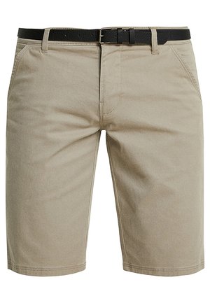 Pantalones cortos de algodón beige con un corte recto, lazos para cinturón y un cinturón texturizado negro en la cintura. Detalles de costura sutiles y bolsillos.