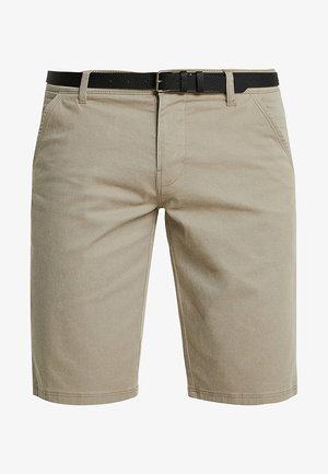 Pantaloni scurți din bumbac bej, cu croială dreaptă, curea pentru centură și o curea texturată neagră la talie. Detalii de cusătură discrete și buzunare.