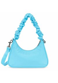 Sac à main en nylon bleu de forme triangulaire, avec une anse froncée et des accessoires en métal argenté. Comprend une bandoulière détachable.