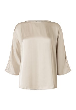 Beige satintoppi, jossa on 3/4-pituiset löysät hihat ja pyöreä kaula-aukko, esillä valkoisella taustalla.