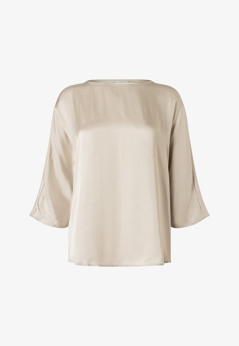Blusa satin beige con maniche lunghe 3/4 e scollatura rotonda, presentata su uno sfondo bianco.