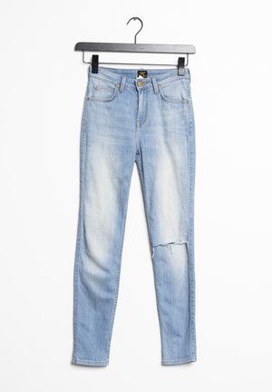 Jeans ajustados de color azul claro con un patrón desgastado y una rodilla rasgada. Elaborados en denim, con cinco bolsillos y cierre frontal de botón.
