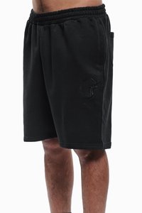 Svart bomullsblanding shorts med elastisk midje, sidelommer og brodert logo detalj på venstre lår. Klassisk passform, kne-høyde.
