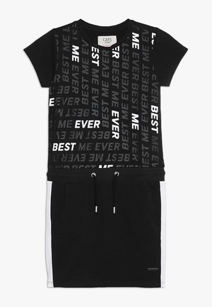 Vestido negro de manga corta con franjas laterales blancas, cintura con cordón ajustable y texto repetido "BEST ME EVER" en blanco y gris en la mitad superior.