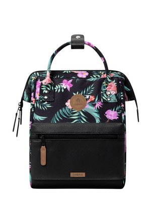 Schwarzer Rucksack mit vorderer Reißverschlusstasche und tropischem Blumenmuster in Pink und Grün, mit zwei Griffen und einem Leder-Logo-Patch.