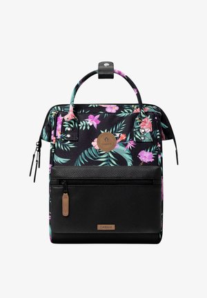 Schwarzer Rucksack mit vorderer Reißverschlusstasche und tropischem Blumenmuster in Pink und Grün, mit zwei Griffen und einem Leder-Logo-Patch.