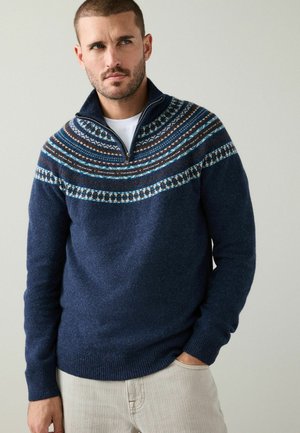 Marineblauer Pullover mit Reißverschlusskragen, strukturiertem Stoff und einem gemusterten Passe in Blau, Braun und Weiß. Gerippte Bündchen und Saum.