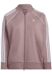 Chaqueta rosa clara con cremallera, con rayas blancas a lo largo de las mangas, cuello y puños acanalados; cuenta con dos bolsillos laterales y un logo bordado.