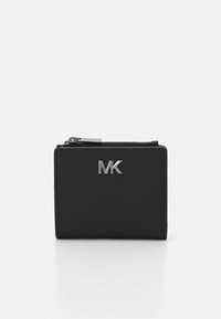 Portafoglio in pelle nera con finitura testurizzata, dotato di logo "MK" in argento e chiusura a zip. Forma rettangolare compatta con bordi puliti.