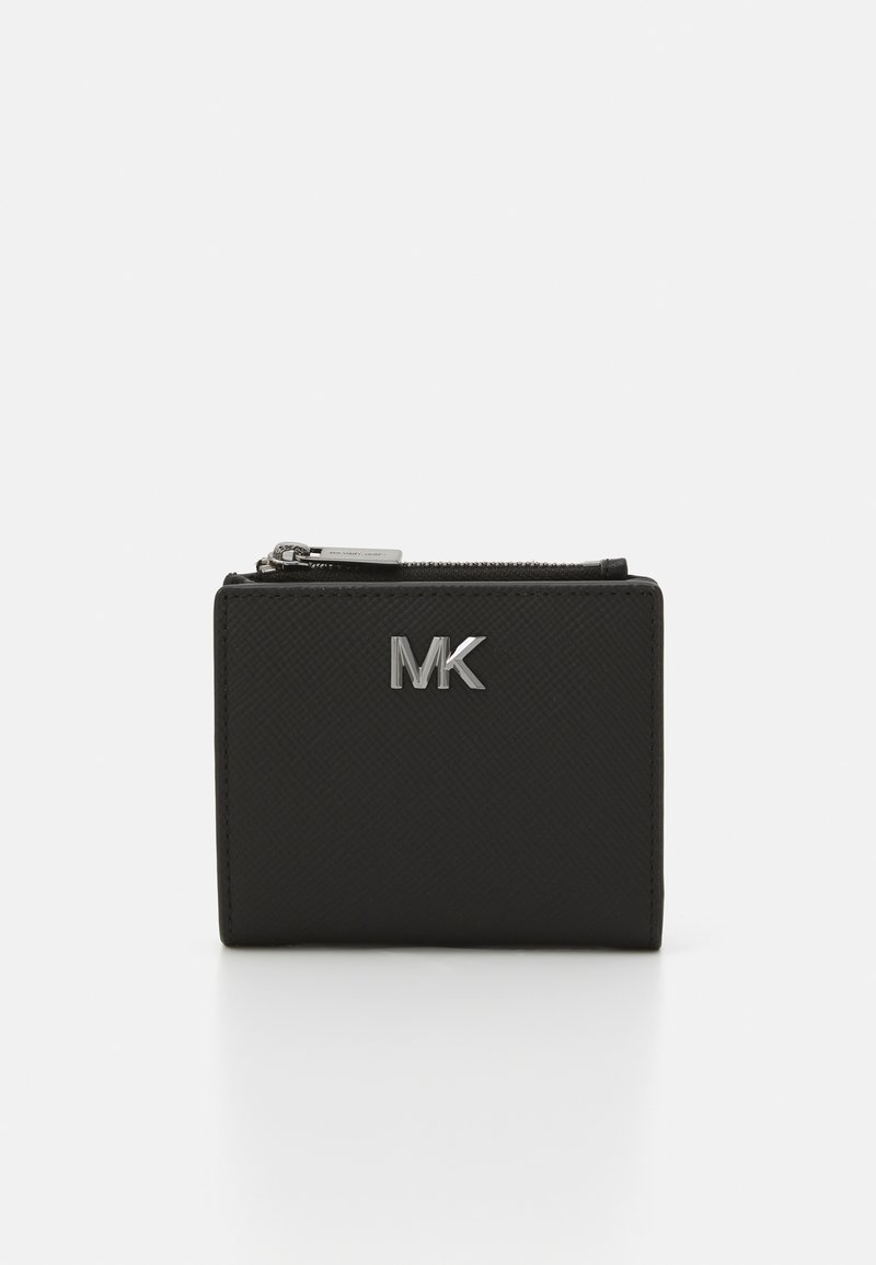 Portafoglio in pelle nera con finitura testurizzata, dotato di logo "MK" in argento e chiusura a zip. Forma rettangolare compatta con bordi puliti.